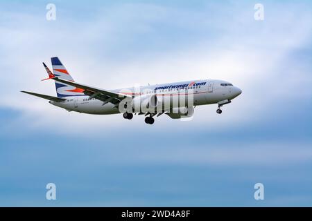 Boeing 737 Max 8 Commercial Airline (OK -SWA), die von Smart Wings betrieben wird und bei starkem Wind und Turbulenzen in Europa landet. Stockfoto