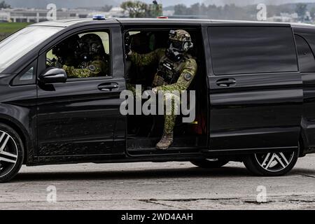 Soldat der Spezialkräfte in schwarzem Mercedes-Van. Taktische Uniform, getragen von tschechischen Grenzstreitkräften. Mann in Gasmaske Stockfoto