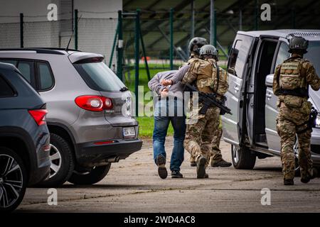 SWAT Spezialkräfte Polizei der tschechischen und slowakischen Grenzstreitkräfte verhaften Kriminelle während einer Trainingsprobe auf der NATO Days Airshow 2022. Soldaten Stockfoto