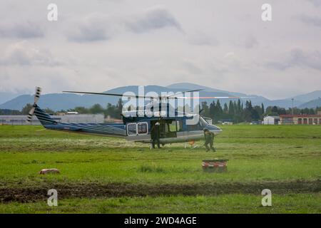 Bell 412EP Huey Utility Hubschrauber, betrieben von der tschechischen Polizei (Registration OK-BYR). Taktische Operation mit Spezialkräften Stockfoto