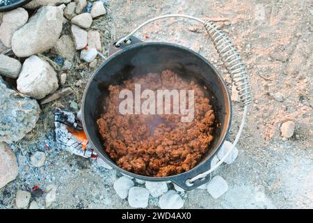 Dutch Oven Cooking im Freien in der Wüste von Arizona Stockfoto