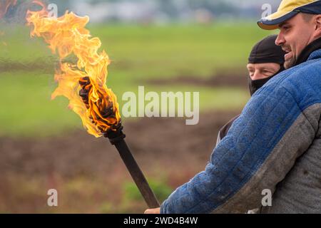 Randalierer und Demonstranten bei Demonstrationen von Unruhen während der NATO Days Airshow. Wütende Menschen mit Fahnen, Flaschen, Gegenständen und Feuer. Stockfoto