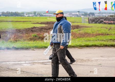 Randalierer und Demonstranten bei Demonstrationen von Unruhen während der NATO Days Airshow. Wütende Menschen mit Fahnen, Flaschen, Gegenständen und Feuer. Stockfoto