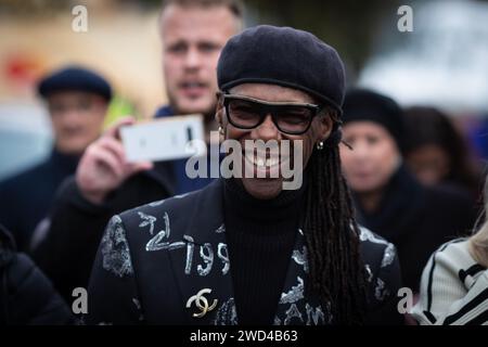 Davos, Schweiz. Januar 2024. Davos, CH 18. Januar 2024. Nile Rodgers läuft die Promenade entlang, auf dem Weg zu einem Podiumsgespräch. 2024 erhielt er den Crystal Award für seine außergewöhnlichen Bemühungen, die Welt durch seine Musik friedlicher, gleichberechtigter und integrativer zu gestalten, sein vorbildliches Engagement im Kampf gegen systemischen Rassismus, Ungleichheit und Ungerechtigkeit und sein Engagement für innovative Jugendstimmen an Entscheidungstischen. Der dritte Tag des WEF-Treffens von Klaus Schwab bringt führende Persönlichkeiten aus aller Welt zusammen, um die Zukunft der Welt zu gestalten. Andy Barton/Alamy Live News Stockfoto