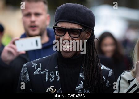 Davos, Schweiz. Januar 2024. Davos, CH 18. Januar 2024. Nile Rodgers läuft die Promenade entlang, auf dem Weg zu einem Podiumsgespräch. 2024 erhielt er den Crystal Award für seine außergewöhnlichen Bemühungen, die Welt durch seine Musik friedlicher, gleichberechtigter und integrativer zu gestalten, sein vorbildliches Engagement im Kampf gegen systemischen Rassismus, Ungleichheit und Ungerechtigkeit und sein Engagement für innovative Jugendstimmen an Entscheidungstischen. Der dritte Tag des WEF-Treffens von Klaus Schwab bringt führende Persönlichkeiten aus aller Welt zusammen, um die Zukunft der Welt zu gestalten. Andy Barton/Alamy Live News Stockfoto