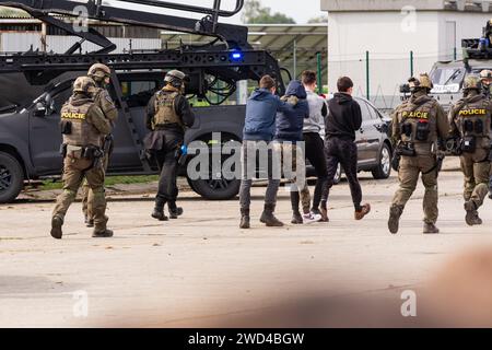 SWAT Spezialkräfte Polizei und taktische Einheiten in Uniformen Rettungsgeiseln in einem Trainingsszenario auf der NATO Days Airshow 2022. Soldaten mit Waffen verteidigen. Stockfoto