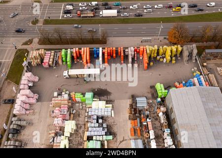 Drohnenfotografie von Baumaterialien im Freien an sonnigen Herbsttagen Stockfoto