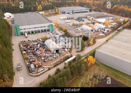 Drohnenfotografie der Metallrecyclinganlage und des Lagerplatzes während des sonnigen Herbsttags Stockfoto