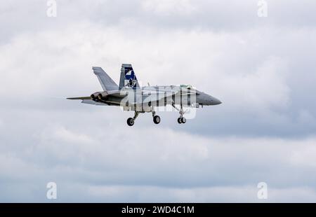 F18 McDonnell Douglas F/A-18C, betrieben von der finnischen Luftwaffe - Jagdjet landet auf der Landebahn mit ausgefahrenen Rädern. Stockfoto