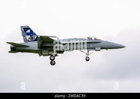 F18 McDonnell Douglas F/A-18C, betrieben von der finnischen Luftwaffe - Jagdjet landet auf der Landebahn mit ausgefahrenen Rädern. Stockfoto