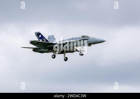 F18 McDonnell Douglas F/A-18C, betrieben von der finnischen Luftwaffe - Jagdjet landet auf der Landebahn mit ausgefahrenen Rädern. Stockfoto