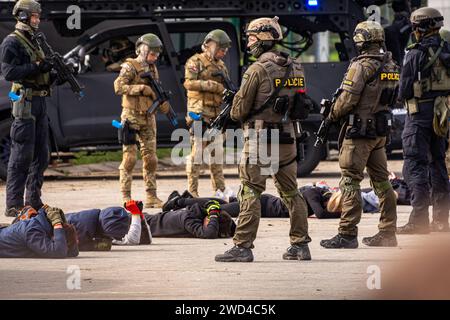 Freilassung der Geiseln - Spezialkräfte SWAT Team von SON, JSZ und WZW. Taktische Offiziere verhaften Verbrecher und lassen Geiseln für Trainingsoperationen frei. Stockfoto