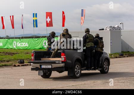 SWAT Spezialkräfte Polizei und taktische Einheiten in Uniformen Rettungsgeiseln in einem Trainingsszenario auf der NATO Days Airshow 2022. Soldaten mit Waffen verteidigen. Stockfoto
