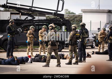 Freilassung der Geiseln - Spezialkräfte SWAT Team von SON, JSZ und WZW. Taktische Offiziere verhaften Verbrecher und lassen Geiseln für Trainingsoperationen frei. Stockfoto