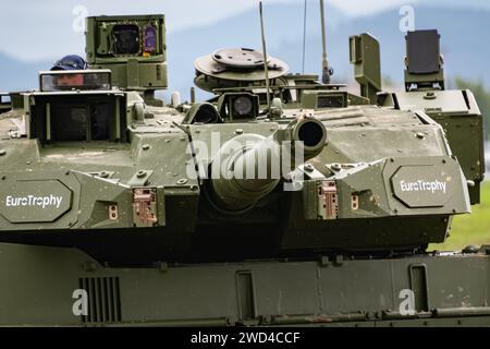 Leopard 2 3. Generation deutscher Kampfpanzer (MBT) - Euro-Trophäe-Version, die während einer Übung in Tschechien auf matschigem Feld fuhr. Stockfoto