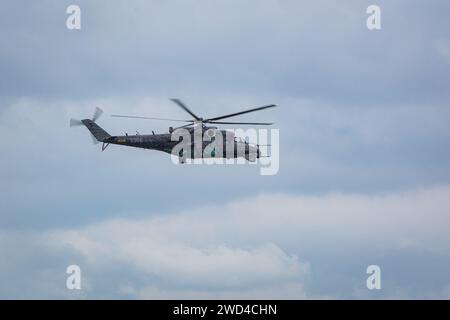 Die tschechische Luftwaffe Mi-35 Hind Hubschrauber-Kanonenschiff '3366' fliegt schnell auf der NATO Days Airshow. Die Vzdušné síly haben den sowjetischen Hubschrauber Mi35 zurückgezogen. Stockfoto