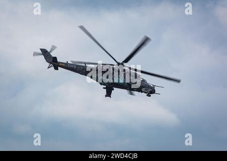 Die tschechische Luftwaffe Mi-35 Hind Hubschrauber-Kanonenschiff '3366' fliegt schnell auf der NATO Days Airshow. Die Vzdušné síly haben den sowjetischen Hubschrauber Mi35 zurückgezogen. Stockfoto