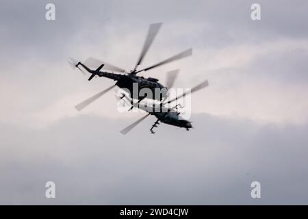 Mi24 und Mi35 Russen fertigten Helikoptergeschütze, die schnell in Formation flogen. Von der tschechischen Luftwaffe auf der NATO-Flugschau betrieben. Stockfoto