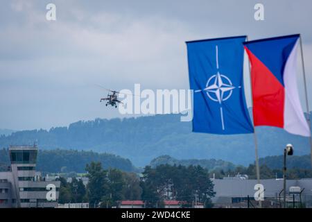 Die Russen machten Mi-24 Hind Hubschrauber-Kanonenschiff, das hinter einer NATO- und tschechischen Flagge flog. Der Hubschrauber wird von der Tschechischen Republik betrieben Stockfoto