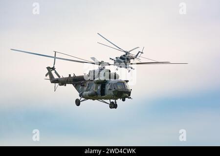 MIL Mi-171Sh Baikal und Mi-17 (9767 und 9926) Hubschrauber aus sowjetischer Zeit im Formationsflug während einer Ausstellung auf der NATO Days Airshow in Europa. Stockfoto