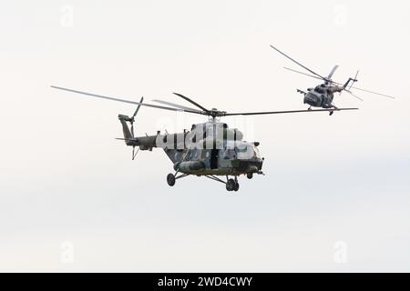 MIL Mi-171Sh Baikal und Mi-17 (9767 und 9926) Hubschrauber aus sowjetischer Zeit im Formationsflug während einer Ausstellung auf der NATO Days Airshow in Europa. Stockfoto