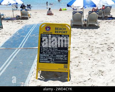 Blick auf einen australischen Tagesbericht am Strand in einer Rettungsstation am Four Mile Beach in Port Douglas Queensland Australien Stockfoto