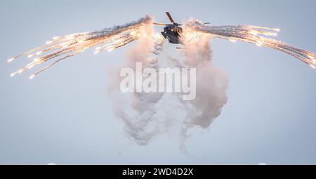 Helikopter mit Fackeln und Spreu (NH90 Militär Helikopter) ein modernes, multifunktionales Rotationsflugzeug, das den strengsten NATO-Standards entspricht. Stockfoto