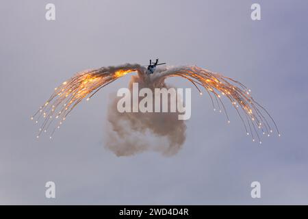 Helikopter mit Fackeln und Spreu (NH90 Militär Helikopter) ein modernes, multifunktionales Rotationsflugzeug, das den strengsten NATO-Standards entspricht. Stockfoto