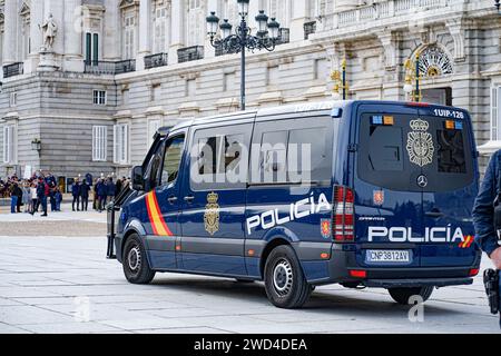 Polizeiwagen vor dem Königspalast in Madrid Stockfoto