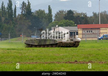 T-72 M4 CZ (Nummer 018) tschechische Armee Kampfpanzer fährt auf Grasfeld mit Fahnen. Der T-72M4 CZ ist eine aufgerüstete tschechische Version des sowjetischen Modells. Stockfoto