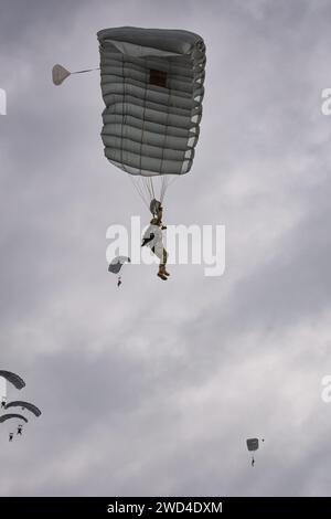 Polnische Spezialkräfte JW AGAT taktischer HALO-Paradrop bei der NATO Days Airshow am Flughafen Leoš Janáček. Soldaten in einer Nachstellung eines Kriegsspiels Stockfoto