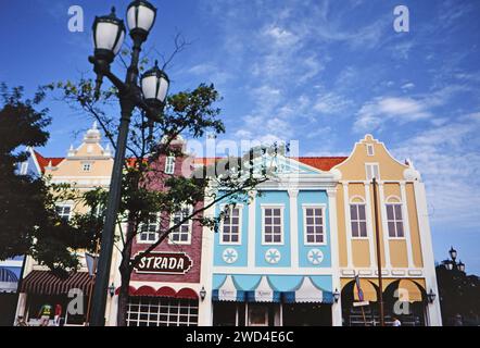 Einkaufsviertel in der Innenstadt mit farbenfrohen Gebäuden im niederländischen Stil in Oranjestad Aruba. CA. Mitte der 1990er Jahre Bitte schreiben Sie dem Fotografen Joan Iaconetti zu. Stockfoto