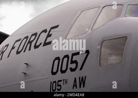 McDonnell Douglas C-17 Globemaster III (98-0057 USAF - 105h Air Lift Wing) große amerikanische Transportflugzeuge Nahaufnahme der Nase des Flugzeugs Stockfoto