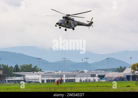 PZL W-3 Sokół Hubschrauber, der von der tschechischen Luftwaffe (Vzdušné síly) betrieben wird und eine Rettungsmission in Ostrava durchführt. Helikopter evakuiert Menschen Stockfoto