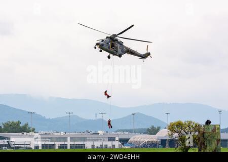 PZL W-3 Sokół Hubschrauber, der von der tschechischen Luftwaffe (Vzdušné síly) betrieben wird und eine Rettungsmission in Ostrava durchführt. Helikopter evakuiert Menschen Stockfoto