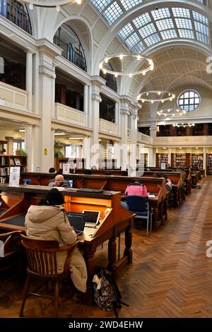 Innenraum der Bristol Central Library, Lesen mit PC-Laptop-Platz Stockfoto