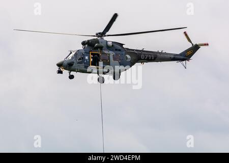 PZL W-3 Sokół Hubschrauber, der von der tschechischen Luftwaffe (Vzdušné síly) betrieben wird und eine Rettungsmission in Ostrava durchführt. Helikopter evakuiert Menschen Stockfoto