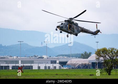 PZL W-3 Sokół Hubschrauber, der von der tschechischen Luftwaffe (Vzdušné síly) betrieben wird und eine Rettungsmission in Ostrava durchführt. Helikopter evakuiert Menschen Stockfoto