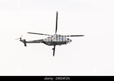 PZL W-3 Sokół Hubschrauber, der von der tschechischen Luftwaffe (Vzdušné síly) betrieben wird und eine Rettungsmission in Ostrava durchführt. Helikopter evakuiert Menschen Stockfoto