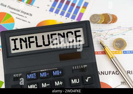 Geschäftskonzept. Auf dem Tisch stehen Finanzberichte, Münzen und ein Rechner mit der Inschrift - EINFLUSS Stockfoto