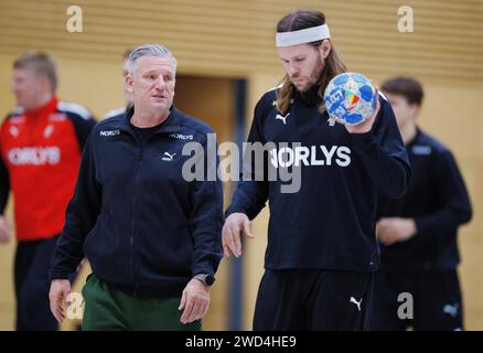 Der dänische Nationaltrainer Nikolaj Jacobsen (L) und Mikkel Hansen während der Pressekonferenz und des Trainings der Handballnationalmannschaft der Männer am Donnerstag, den 18. Januar 2024 in Hamburg. Stockfoto