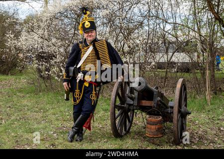 Ein Traditionalist in Husarenkleidung. Die Schlacht von Tapiobicske ist die Revolution von 1848-49 und der Unabhängigkeitskrieg. Tápióbicske - Ungarn 04.04. Stockfoto