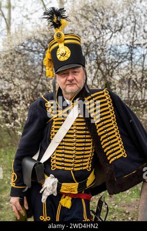 Ein Traditionalist in Husarenkleidung. Die Schlacht von Tapiobicske ist die Revolution von 1848-49 und der Unabhängigkeitskrieg. Tápióbicske - Ungarn 04.04. Stockfoto