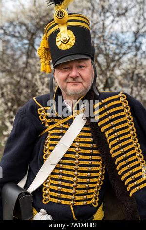 Ein Traditionalist in Husarenkleidung. Die Schlacht von Tapiobicske ist die Revolution von 1848-49 und der Unabhängigkeitskrieg. Tápióbicske - Ungarn 04.04. Stockfoto