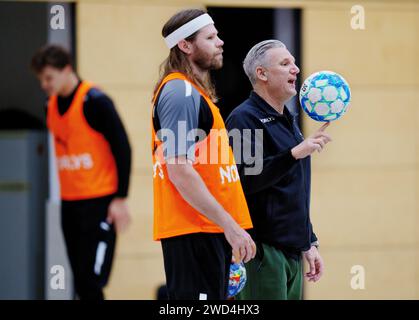 Der dänische Nationaltrainer Nikolaj Jacobsen und Mikkel Hansen während der Pressekonferenz und des Trainings der Handballnationalmannschaft der Männer am Donnerstag, den 18. Januar 2024 in Hamburg. Stockfoto