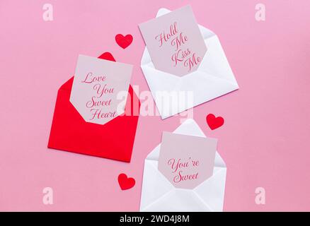 Valentinskarten auf Umschlag mit herzförmigen Papierherzen Stockfoto