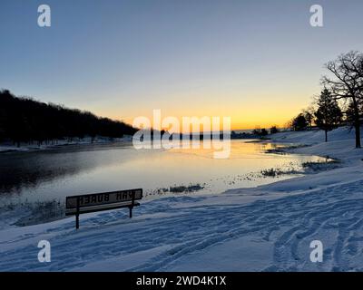 Sonnenaufgang am Van Buren Arkansas City Park Lake im Winter mit Schnee auf dem Boden Stockfoto