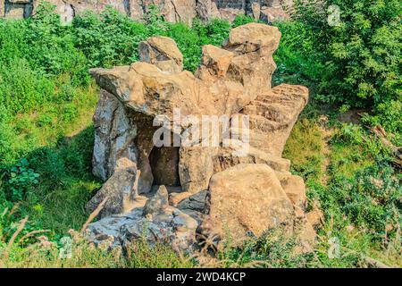 Berglandschaft im Sommer. Felsformationen und Felsformationen zwischen den grasbedeckten Hügeln. Sonniger Vorhof Stockfoto