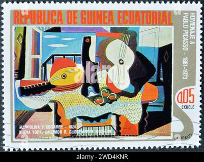 Briefmarke mit dem Druck von Äquatorialguinea, die das Gemälde Mandoline und Gitarre von Picasso zeigt, PICASSO: Abstrakte Gemälde, um 1975. Stockfoto