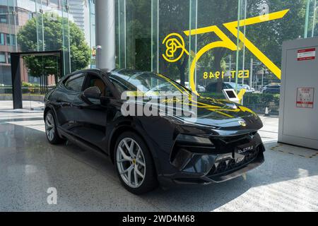 Lotus Eletre, ein vollelektrischer Luxus-Crossover-SUV in voller Größe und das erste produzierte Auto des Unternehmens in China, wird auf dem Lotus NYO Flaggschiff ausgestellt... Stockfoto